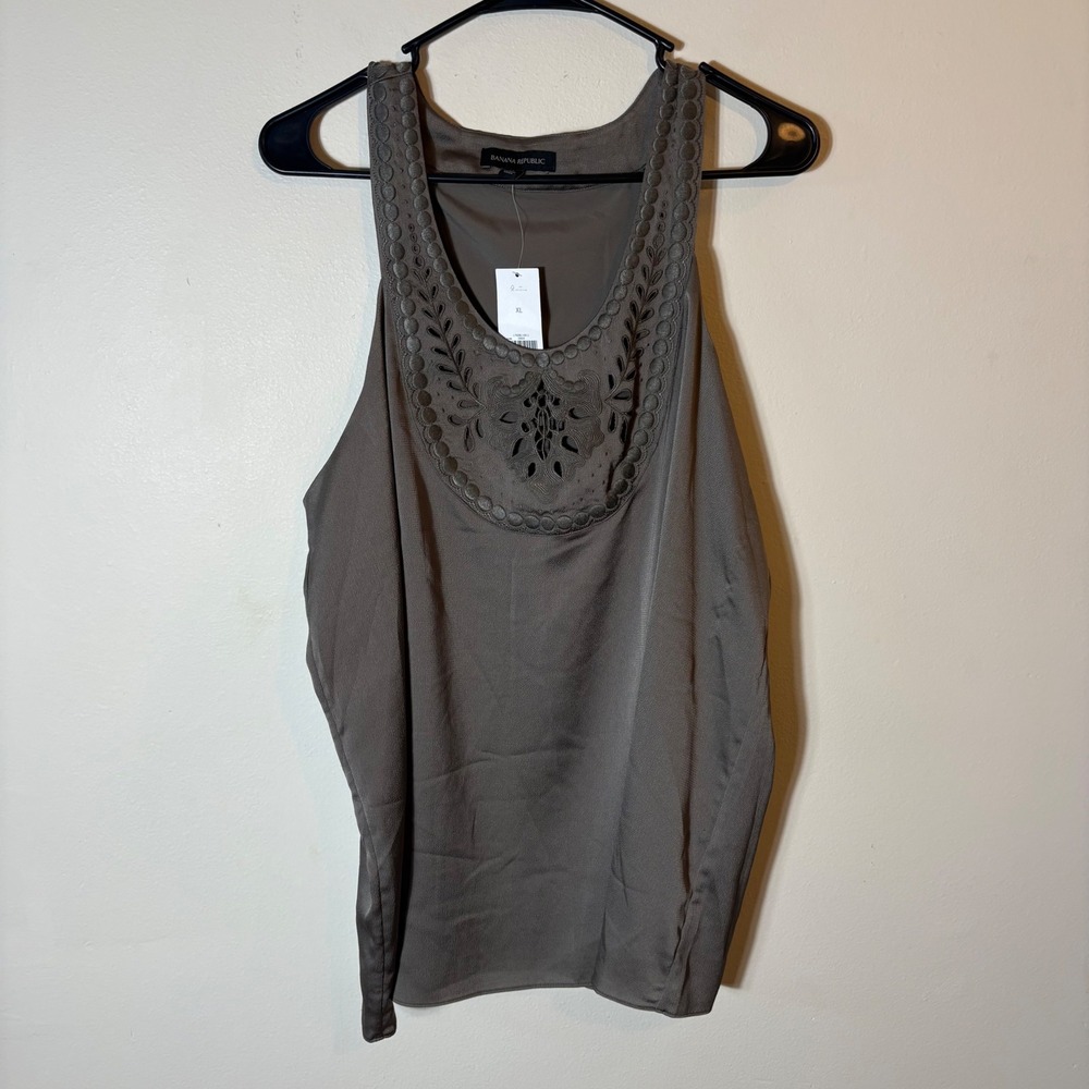 Banana Republic Top XL Sleeveless Blouse Gray Embroidered Neckline NWT